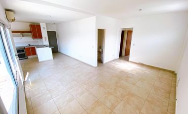 Departamento super amplio de dos ambientes con cochera en alquiler.