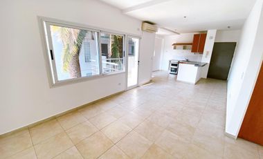 Departamento super amplio de dos ambientes con cochera en alquiler.