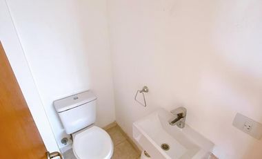 Departamento super amplio de dos ambientes con cochera en alquiler.