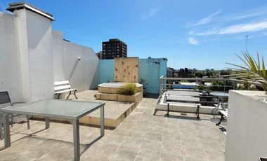 Departamento super amplio de dos ambientes con cochera en alquiler.