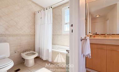 Casa 4 amb. en 2 plantas. Impecable y sobre gran lote de 606m2 en lo mejor de Playa Grande.