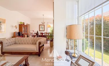 Casa 4 amb. en 2 plantas. Impecable y sobre gran lote de 606m2 en lo mejor de Playa Grande.