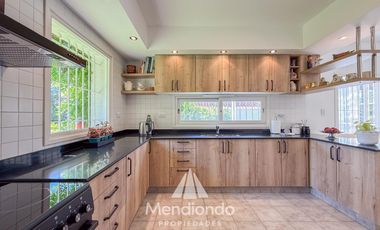 Casa 4 amb. en 2 plantas. Impecable y sobre gran lote de 606m2 en lo mejor de Playa Grande.