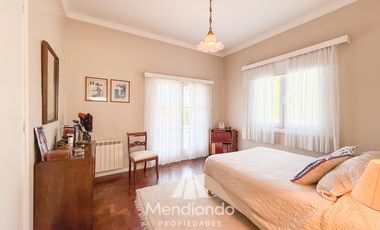 Casa 4 amb. en 2 plantas. Impecable y sobre gran lote de 606m2 en lo mejor de Playa Grande.