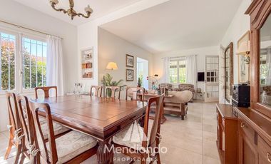Casa 4 amb. en 2 plantas. Impecable y sobre gran lote de 606m2 en lo mejor de Playa Grande.