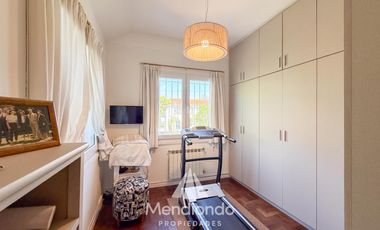 Casa 4 amb. en 2 plantas. Impecable y sobre gran lote de 606m2 en lo mejor de Playa Grande.