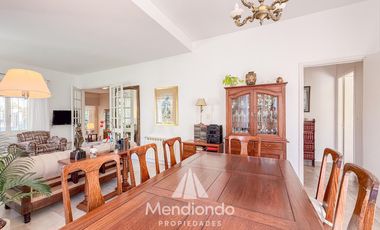 Casa 4 amb. en 2 plantas. Impecable y sobre gran lote de 606m2 en lo mejor de Playa Grande.