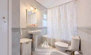 Casa 4 amb. en 2 plantas. Impecable y sobre gran lote de 606m2 en lo mejor de Playa Grande.