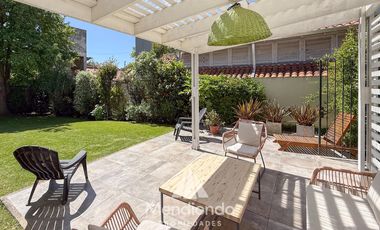 Casa 4 amb. en 2 plantas. Impecable y sobre gran lote de 606m2 en lo mejor de Playa Grande.