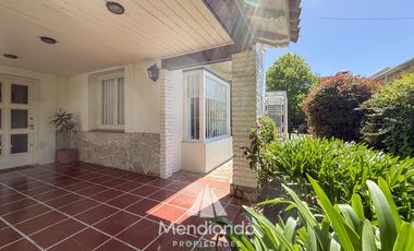 Casa 4 amb. en 2 plantas. Impecable y sobre gran lote de 606m2 en lo mejor de Playa Grande.