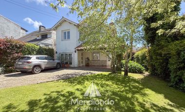 Casa 4 amb. en 2 plantas. Impecable y sobre gran lote de 606m2 en lo mejor de Playa Grande.