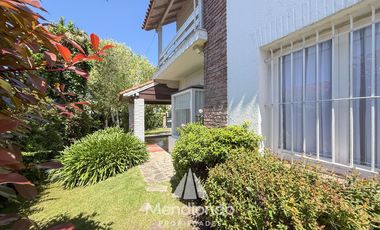 Casa 4 amb. en 2 plantas. Impecable y sobre gran lote de 606m2 en lo mejor de Playa Grande.