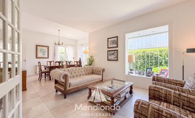 Casa 4 amb. en 2 plantas. Impecable y sobre gran lote de 606m2 en lo mejor de Playa Grande.