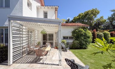 Casa 4 amb. en 2 plantas. Impecable y sobre gran lote de 606m2 en lo mejor de Playa Grande.