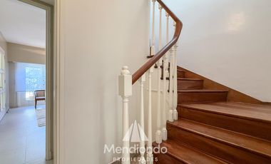 Casa 4 amb. en 2 plantas. Impecable y sobre gran lote de 606m2 en lo mejor de Playa Grande.