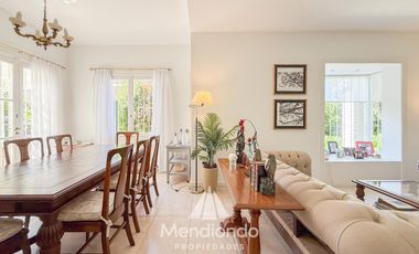 Casa 4 amb. en 2 plantas. Impecable y sobre gran lote de 606m2 en lo mejor de Playa Grande.