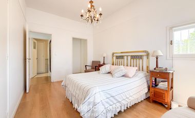 Casa 4 amb. en 2 plantas. Impecable y sobre gran lote de 606m2 en lo mejor de Playa Grande.