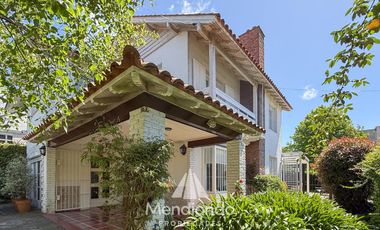 Casa 4 amb. en 2 plantas. Impecable y sobre gran lote de 606m2 en lo mejor de Playa Grande.