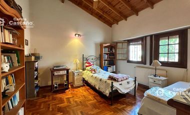 Exc Chalet 5 Amb con Fondo, Quincho y Garage