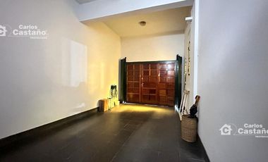 Exc Chalet 5 Amb con Fondo, Quincho y Garage