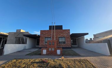 IMPERDIBLE PROPIEDAD EN BARRIO MANANTIALES