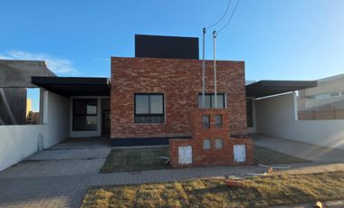 IMPERDIBLE PROPIEDAD EN BARRIO MANANTIALES