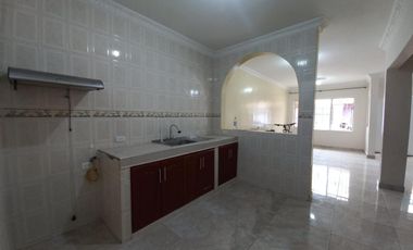 Se Vende Hermosa Casa En Yumbo De Tres Pisos Unifamiliar