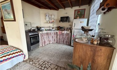 SE VENDE EN LA CEJA CASA DE 2do y 3Er PISO, 186 m2, ESQUINERA, 6 habit