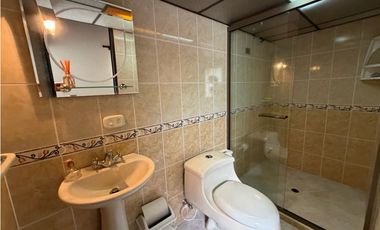 SE VENDE EN LA CEJA CASA DE 2do y 3Er PISO, 186 m2, ESQUINERA, 6 habit