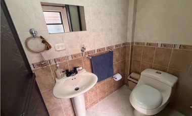 SE VENDE EN LA CEJA CASA DE 2do y 3Er PISO, 186 m2, ESQUINERA, 6 habit