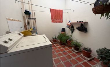 SE VENDE EN LA CEJA CASA DE 2do y 3Er PISO, 186 m2, ESQUINERA, 6 habit