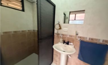 SE VENDE EN LA CEJA CASA DE 2do y 3Er PISO, 186 m2, ESQUINERA, 6 habit