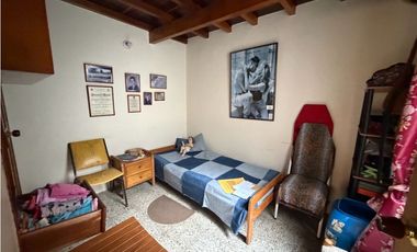 SE VENDE EN LA CEJA CASA DE 2do y 3Er PISO, 186 m2, ESQUINERA, 6 habit