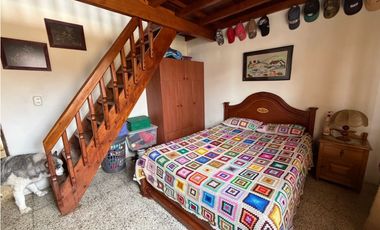 SE VENDE EN LA CEJA CASA DE 2do y 3Er PISO, 186 m2, ESQUINERA, 6 habit