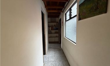 SE VENDE EN LA CEJA CASA DE 2do y 3Er PISO, 186 m2, ESQUINERA, 6 habit