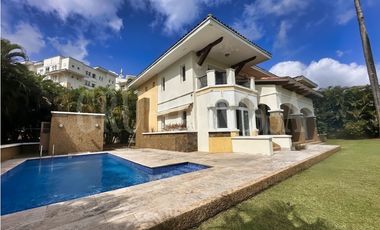 OPORTUNIDAD! Se vende Amplia Casa en Tucan Country Cocoli