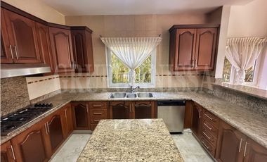 OPORTUNIDAD! Se vende Amplia Casa en Tucan Country Cocoli