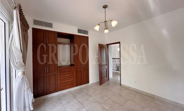 OPORTUNIDAD! Se vende Amplia Casa en Tucan Country Cocoli