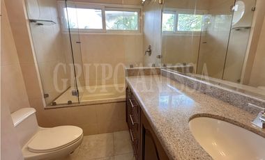 OPORTUNIDAD! Se vende Amplia Casa en Tucan Country Cocoli