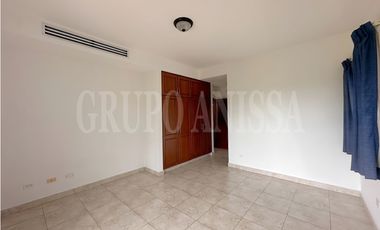 OPORTUNIDAD! Se vende Amplia Casa en Tucan Country Cocoli