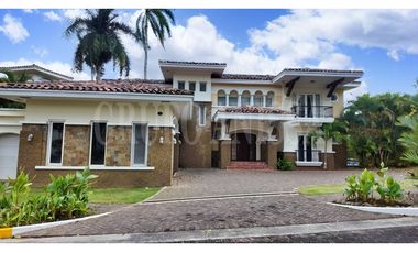 OPORTUNIDAD! Se vende Amplia Casa en Tucan Country Cocoli