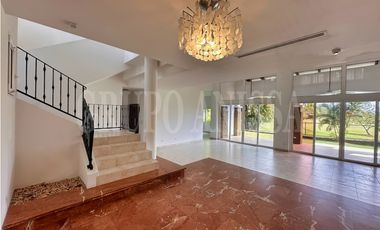 OPORTUNIDAD! Se vende Amplia Casa en Tucan Country Cocoli