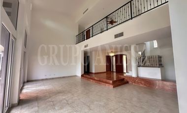 OPORTUNIDAD! Se vende Amplia Casa en Tucan Country Cocoli