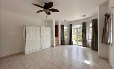 OPORTUNIDAD! Se vende Amplia Casa en Tucan Country Cocoli