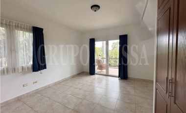 OPORTUNIDAD! Se vende Amplia Casa en Tucan Country Cocoli