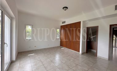 OPORTUNIDAD! Se vende Amplia Casa en Tucan Country Cocoli