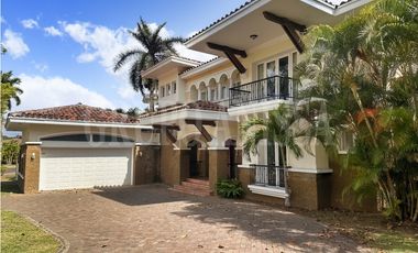 OPORTUNIDAD! Se vende Amplia Casa en Tucan Country Cocoli