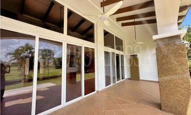 OPORTUNIDAD! Se vende Amplia Casa en Tucan Country Cocoli