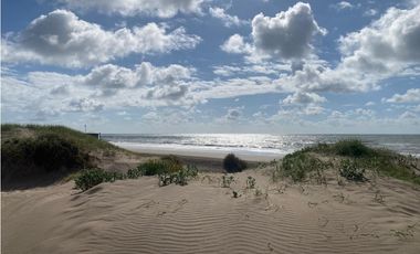 Lote en La Caleta frente al mar