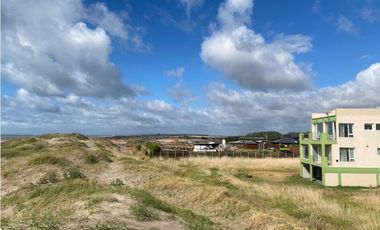 Lote en La Caleta frente al mar